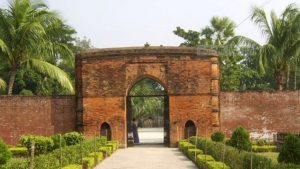 হজরত খানজাহান আলীর (রহ.) শ্রেষ্ঠ কীর্তির এই মসজিদ উপমহাদেশে মুসলিম স্থাপত্য শিল্পের অন্যতম নিদর্শন। লাল পোড়া মাটির ওপর সুনিপুণ লতাপাতার অলংকরণে শোভিত মসজিদের ভেতরে-বাইরে সৌন্দর্যের প্রকৃত রূপ ফুটে উঠেছে। মসজিদে বসে রাজ্য পরিচালনা করতেন খানজাহান আলী