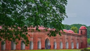 মসজিদের ভেতরে-বাইরে সৌন্দর্যের প্রকৃত রূপ ফুটে উঠেছে