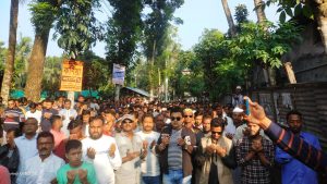 সরুই সরকারি কবর স্থানে  দলীয় নেতা কর্মীদের সাথে নিয়ে নিহত তানুর কবর জিয়ারত করে..আজিজুর বারী হেলাল