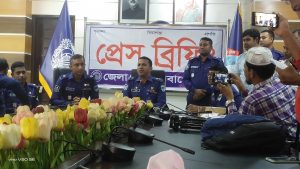 পুলিশ সুপারের কার্যালয়ে অনুষ্ঠিত প্রেস ব্রিফিংয়ে পুলিশ সুপার কেএম আরিফুল হক