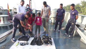 মোংলায় নৌবাহিনীর যুদ্ধ জাহাজ সর্বসাধারণের জন্য উম্মুক্ত 
