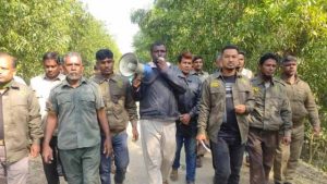 লোকালয়ে বাঘ ! সতর্ক থাকতে বনবিভাগের মাইকিং
