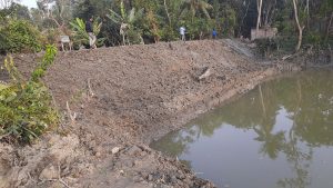 বাগেরহাটে মুনিগঞ্জ-ভাতছালা নির্মানাধীন বাঁধে ফাটল, জোরপূর্বক মাটি নেওয়ায় স্থানীয়দের ক্ষোভ