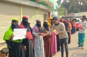 বাগেরহাটে ইউপি চেয়ারম্যান আটক এলাকায় মিষ্টি বিতরণ