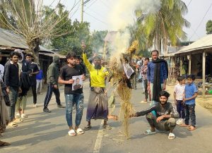 বাগেরহাটে ইউপি চেয়ারম্যান আটক এলাকায় মিষ্টি বিতরণ