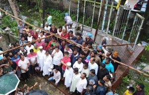 আলোচকরা আলোচনা করেন, গতকালকে জাতীয় প্রেসক্লাবের সামনে হাফ শেখ হাফিজুর রহমানের বিরুদ্ধে একটি মানববন্ধন করেন, যে মানববন্ধনে ভিতরে কোন মূল্য হাটের লোক উপস্থিত ছিল না, হাফিজুর রহমানের রাজনীতির ইতিহাস দীর্ঘ 40 বছরের ইতিহাস, তিনি একাধারে ছাত্রদলের সভাপতি যুবদলের সভাপতি বিএনপির সভাপতি, এই ধরনের  নোংরা চর্চা থেকে নিজেদেরকে বিরত রাখুন, এটা হাফিজুর রহমানের নয় মোল্লাহাট বিএনপির বিএনপি'র বিরুদ্ধে একটি প্রচার, এসব নোংরামি না করে ভোটার দের কাছে যান ভোট যান হাফিজুর রহমানকে পরাজয় করেই প্রমাণ করুন আপনারা জনপ্রিয়