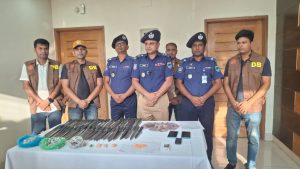 বাগেরহাটে যৌথ অভিযানে ইয়াবা-গাঁজা-চোলাই মদ, ছুরি ও জাল টাকাসহ গ্রেপ্তার ১১